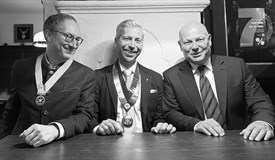 Dr. Antonius Kierner (Bildmitte) umringt von Dr. Dominik Šedivý (links) und Dr. Helge Martens (rechts)