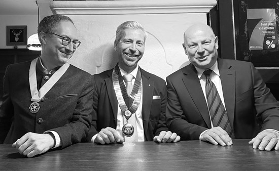 Dr. Antonius Kierner (Bildmitte) umringt von Dr. Dominik Šedivý (links) und Dr. Helge Martens (rechts)