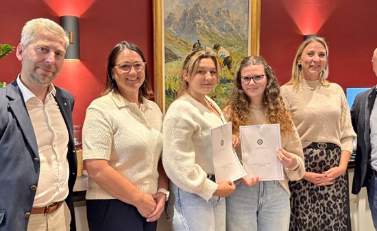 Präs. Kierner, K. Hauenstein (Pflegeschule), Jennifer Bauer,  Antonia Pfisterer, M. Gailer (Schulleitung), S. Schack